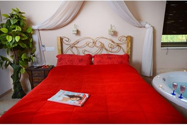 אהבה במושבה - הסוויטה האדומה 