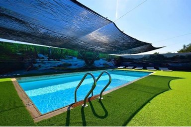  בדלתון - החצר והבריכה