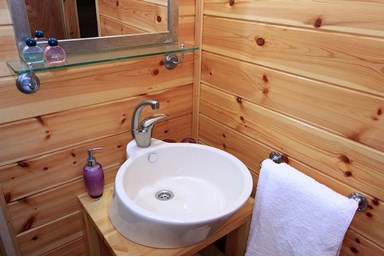 הצימר של צימוקי - בקתות העץ