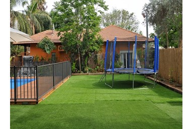 אהבה ולימונים - החצר והבריכה