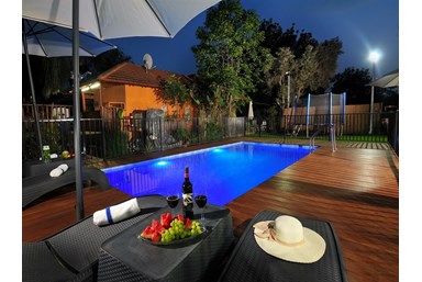 אהבה ולימונים - החצר והבריכה