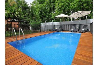 אהבה ולימונים - החצר והבריכה