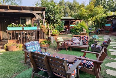 באופק הים - חצר המתחם