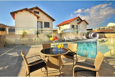 הצימרים של יגאל - הבריכה והנוף