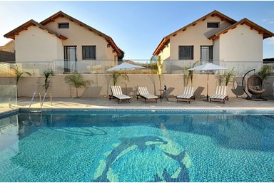 הצימרים של יגאל - הבריכה והנוף