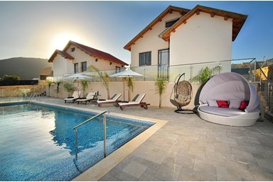 הצימרים של יגאל - הבריכה והנוף