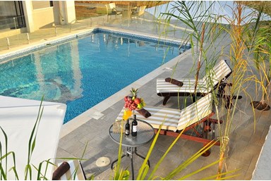 הצימרים של יגאל - הבריכה והנוף