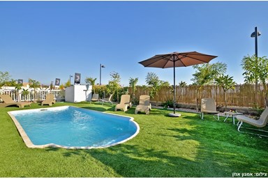 פרדייז ריזורט - הבריכה והחצר הפסטורלית