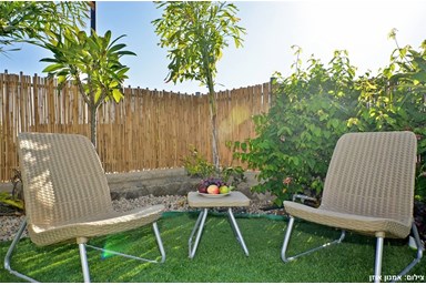 פרדייז ריזורט - הבריכה והחצר הפסטורלית