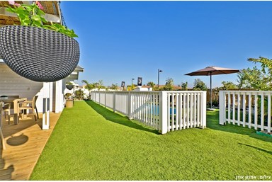 פרדייז ריזורט - הבריכה והחצר הפסטורלית