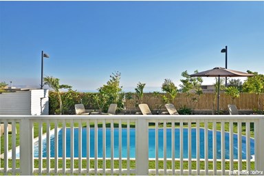 פרדייז ריזורט - הבריכה והחצר הפסטורלית