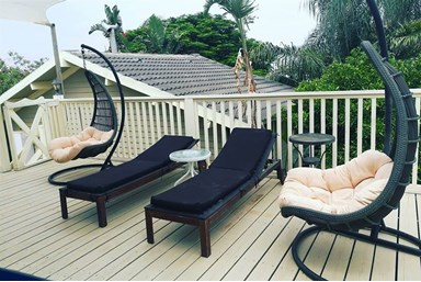 ונילה גריי - החצר והבריכה