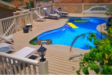 ונילה גריי - החצר והבריכה