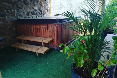 ונילה גריי - החצר והבריכה