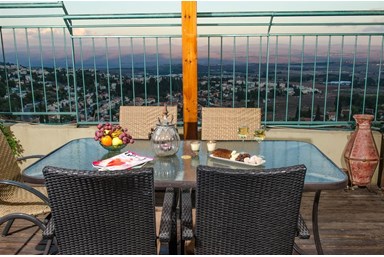 אל גיא אוני - החצר והנוף