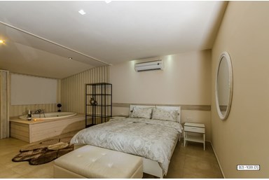 דבש לאוהבים - מתחם הבריכה והג'קוזי ספא