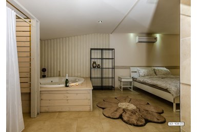 דבש לאוהבים - מתחם הבריכה והג'קוזי ספא