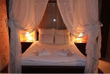 פינה בסג'רה - בקתות העץ