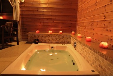 פינה בסג'רה - בריכת השחיה והחצר