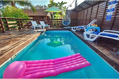 הבקתות של מלכה - החצר והבריכה