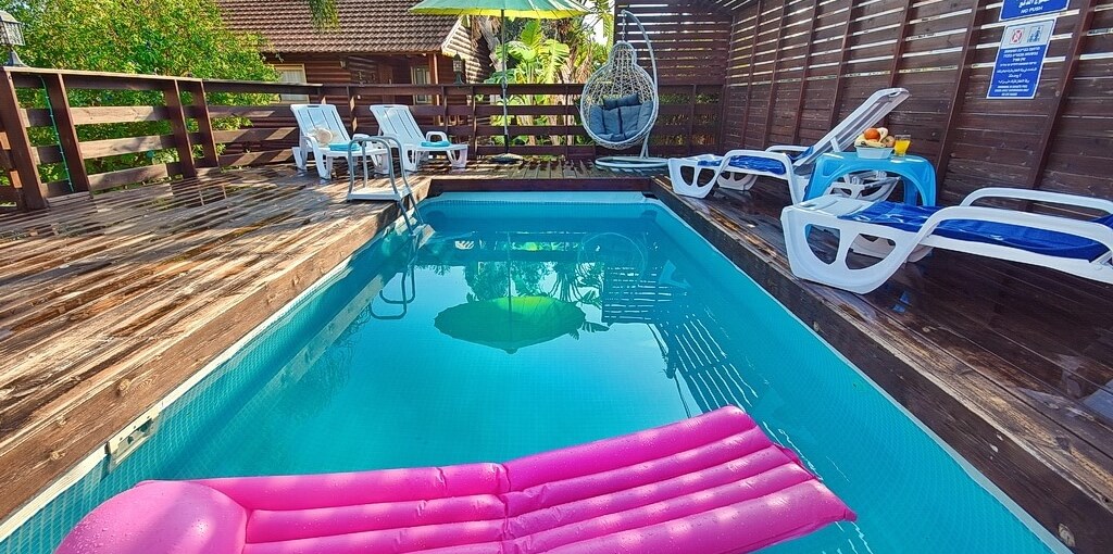 הבקתות של מלכה חצר ובריכה (7).JPG