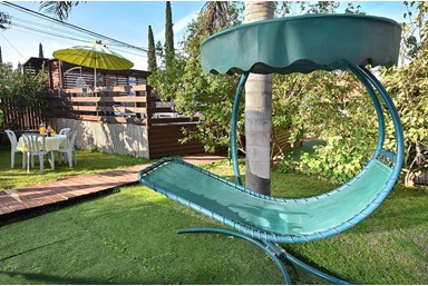 הבקתות של מלכה - החצר והבריכה