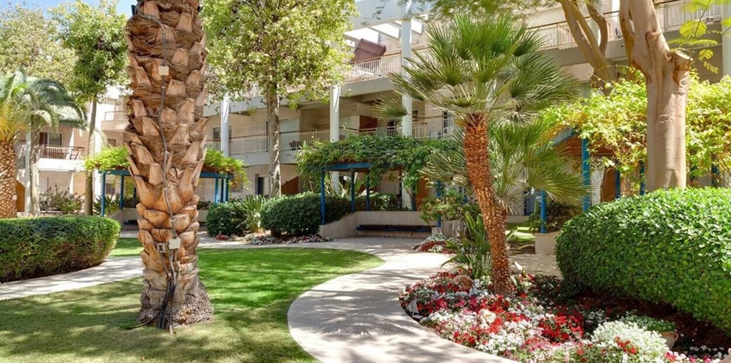 סוויטות רויאל פארק החצר והבריכה (50).jpg