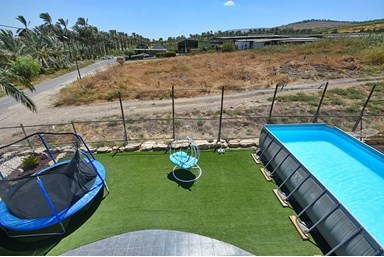 הסוויטה של דני ודורית - הבריכה, החצר והנוף