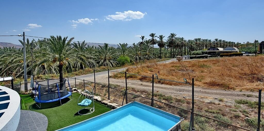 הסוויטה של דני ודורית החצר והבריכה (3).jpg