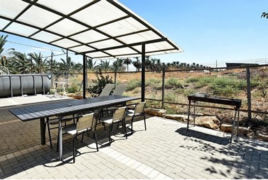 הסוויטה של דני ודורית - הבריכה, החצר והנוף