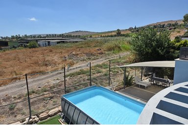 הסוויטה של דני ודורית - הבריכה, החצר והנוף