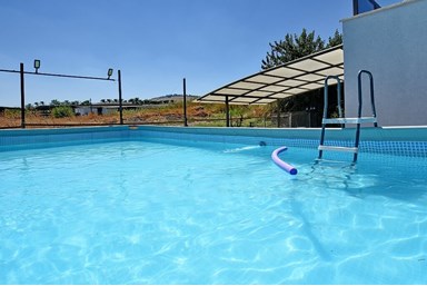 הסוויטה של דני ודורית - הבריכה, החצר והנוף