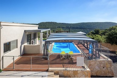 מלכי האוס - בריכת השחיה והנוף