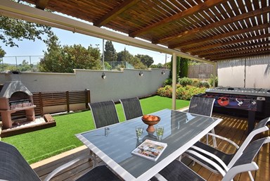 מלכי האוס - בריכת השחיה והנוף