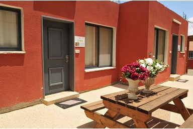 צימר נגיעות בטבע - משפחת מנדו - המועדון והחצר