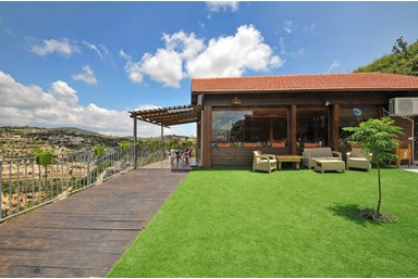 צימר נגיעות בטבע - משפחת מנדו - המועדון והחצר