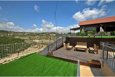 צימר נגיעות בטבע - משפחת מנדו - המועדון והחצר