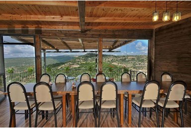 צימר נגיעות בטבע - משפחת מנדו - המועדון והחצר