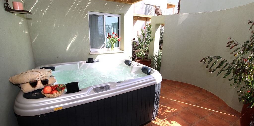 חופשה קסומה בחד נס החצר והג'קוזי (14).jpg