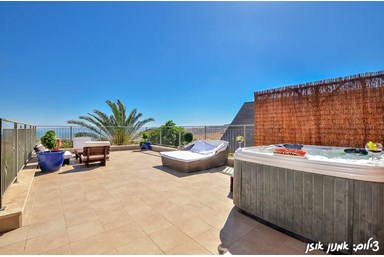 חופשה קסומה בחד נס - הבריכות במתחם