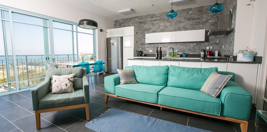 יעלית ואורית דירת האירוח (2).jpg