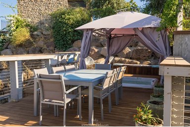 יעלית ואורית - מתחם הבריכה