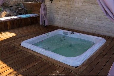 יעלית ואורית - מתחם הבריכה