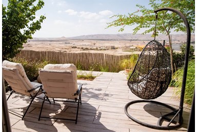 נוף מדבר - החצר והסביבה