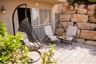 נוף מדבר - החצר והסביבה