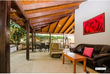 הבית הכפרי של דרורי - החצר הנוף והג'קוזי ספא