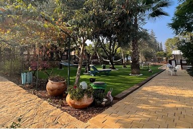 עינבלים ברכס רמים - החצר ובית הקפה