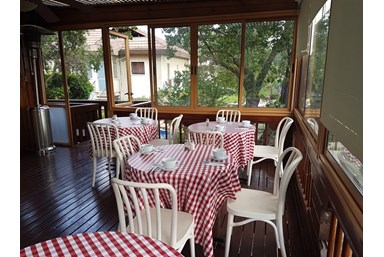 עינבלים ברכס רמים - החצר ובית הקפה