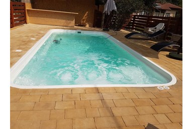 עינבלים ברכס רמים - החצר ובית הקפה