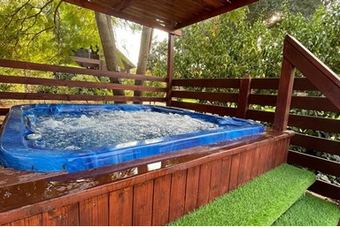 עינבלים ברכס רמים - החצר ובית הקפה